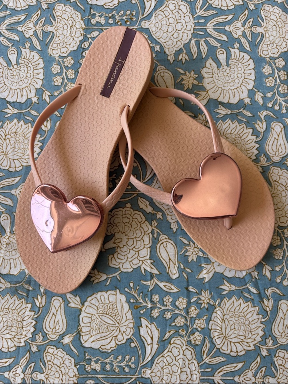 Ipanema wave heart sandals in rose gold